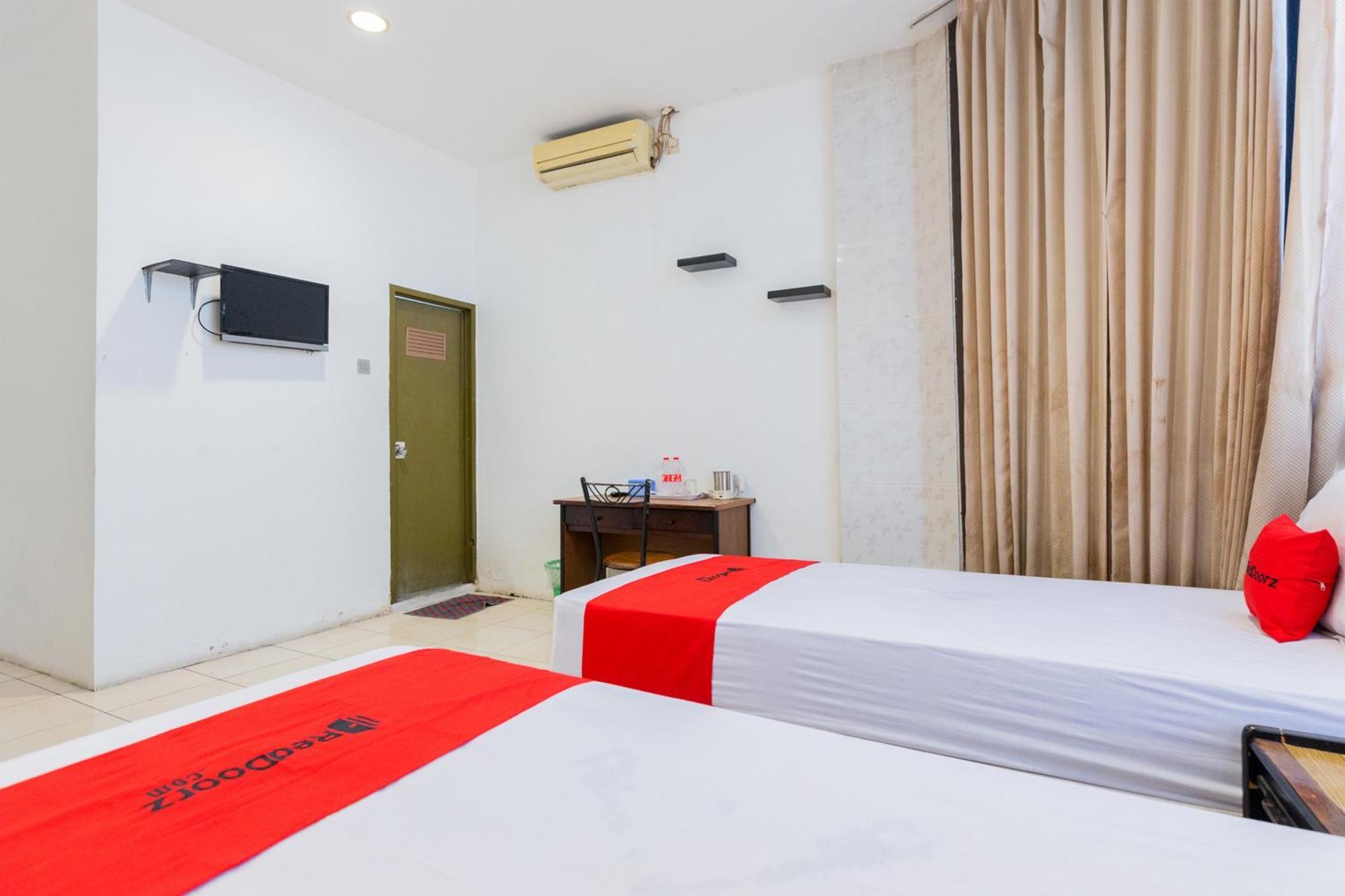 Reddoorz At Sparkling Hotel Surabaya Exterior photo