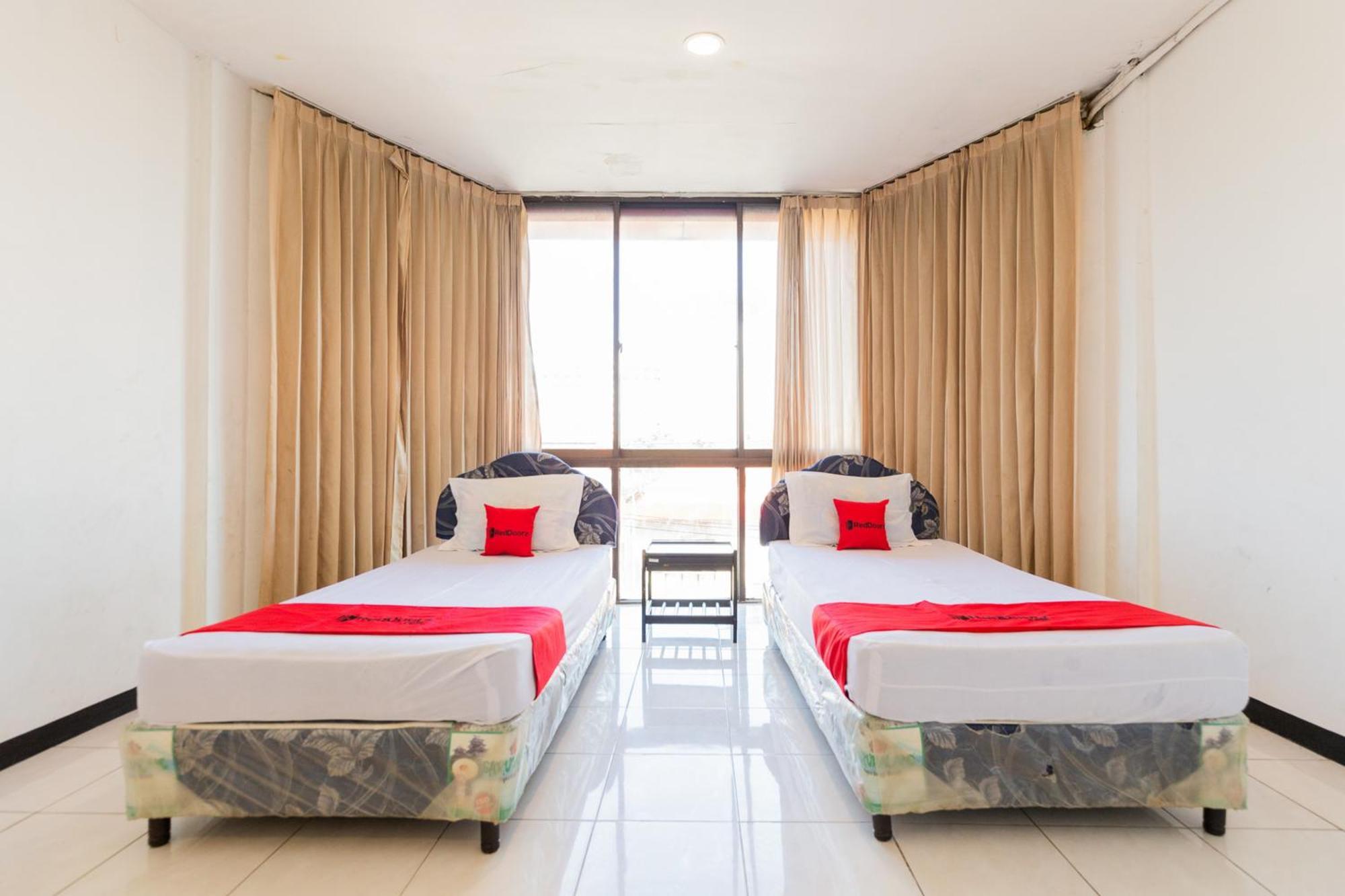 Reddoorz At Sparkling Hotel Surabaya Exterior photo