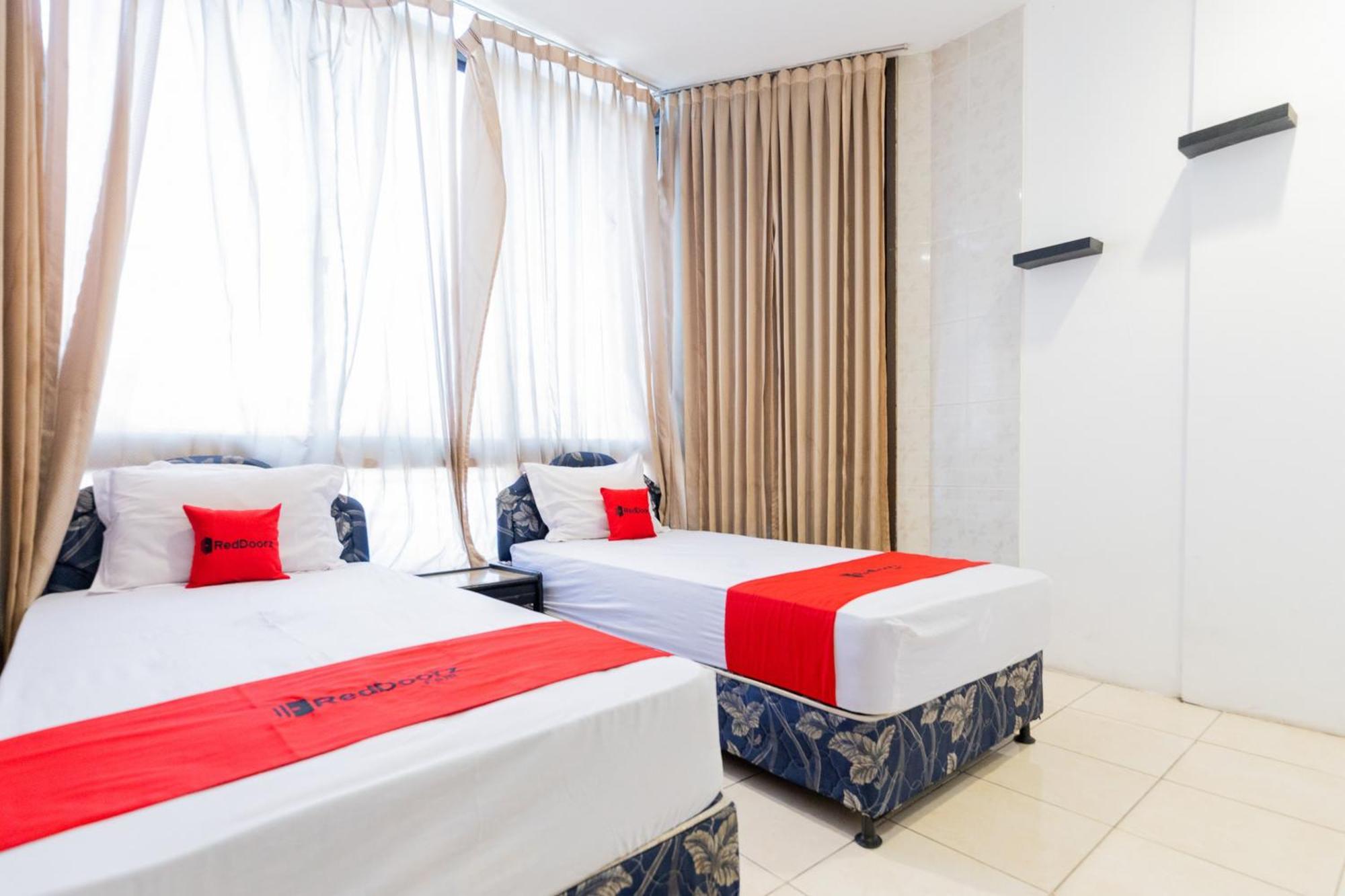 Reddoorz At Sparkling Hotel Surabaya Exterior photo
