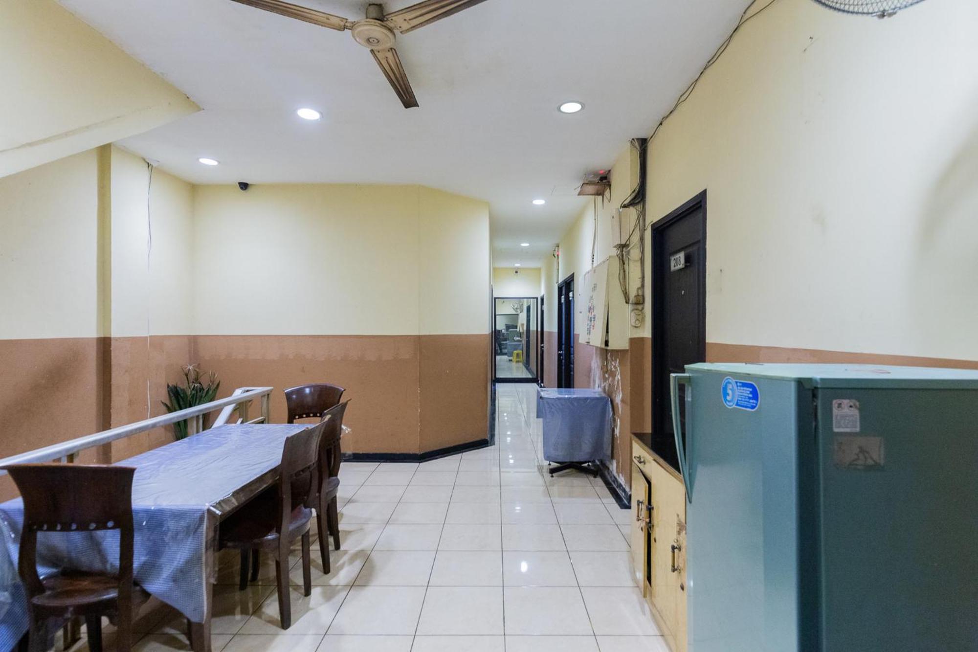 Reddoorz At Sparkling Hotel Surabaya Exterior photo