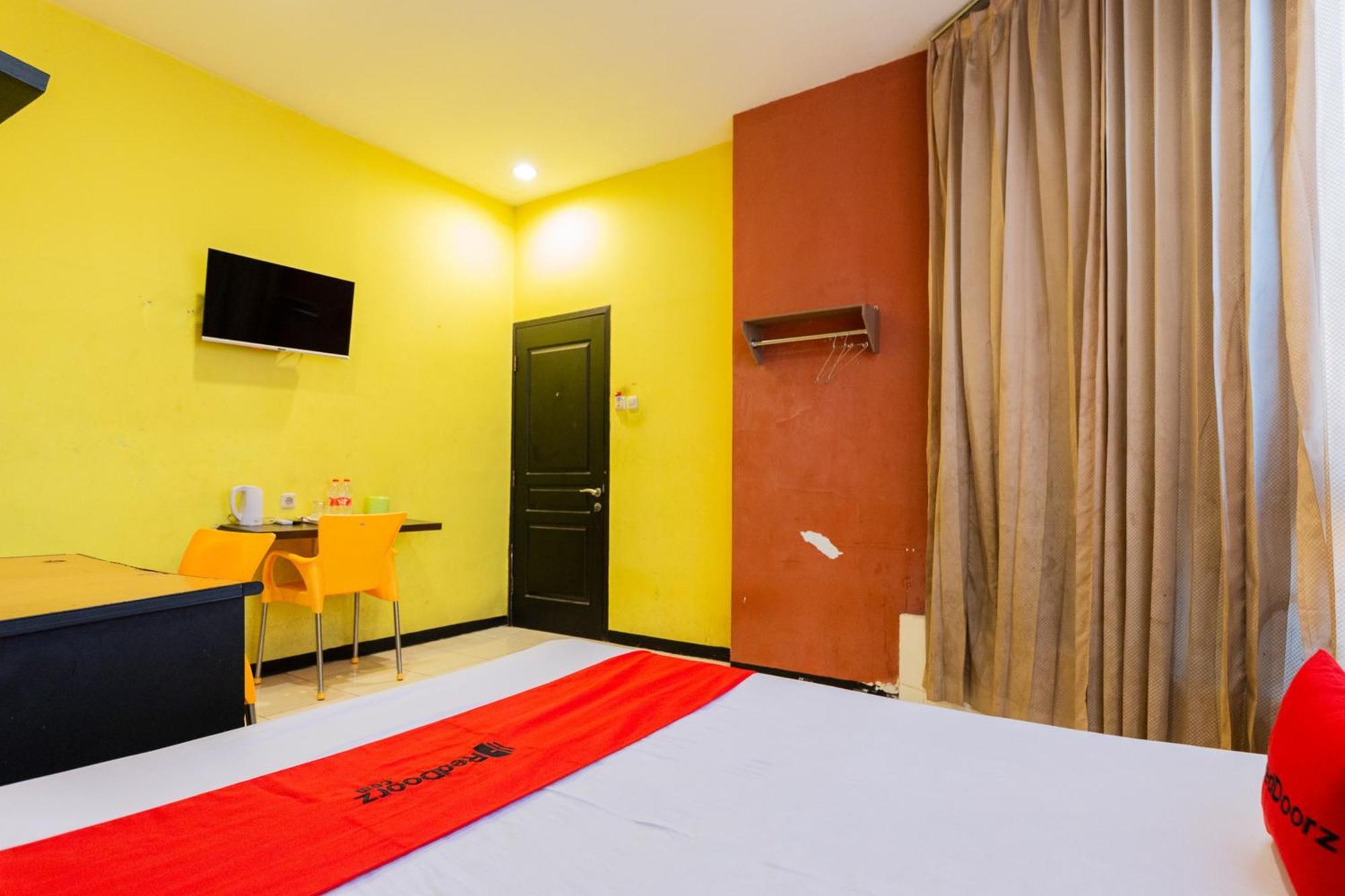 Reddoorz At Sparkling Hotel Surabaya Exterior photo